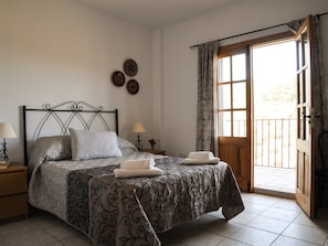 6 bedrooms, iron/ironing board, WiFi, bed sheets