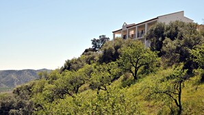 A house on a hillside with a clear view of the surrounding landscape. - Piltraque - our holiday country villa to rent in the Spanish Coutryside (Riogordo)