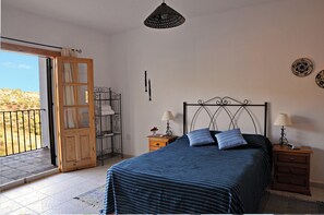 6 habitaciones, tabla de planchar con plancha, wifi y ropa de cama