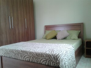 5 Schlafzimmer, Zimmersafe, Bügeleisen/Bügelbrett, WLAN