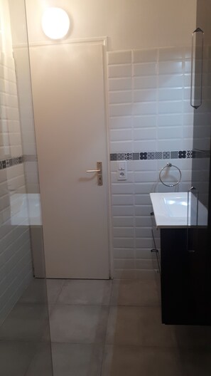 Dusche, Haartrockner, Toilettenpapier