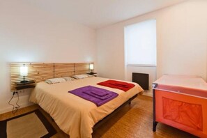 2 bedrooms, Internet, bed sheets - Porto: Apartment with the best view over the city of Porto and the Douro river (Porto)