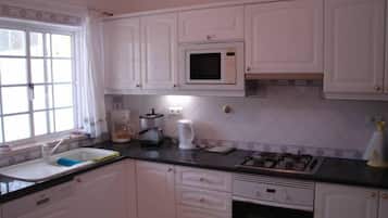 Frigorífico, microondas, horno y placa de cocina