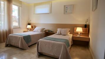 4 bedrooms, iron/ironing board, travel crib, WiFi (free)