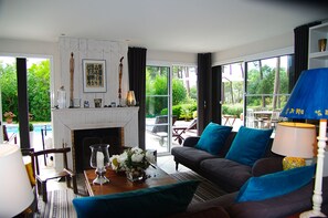 Télévision, cheminée, chaîne hi-fi