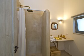 Shower, hair dryer, bidet, towels - Masseria Il Mandorlo Fiorito x 8 (Villa Fico and Villa Ulivo) Private Pool. (Ceglie Messapica (Br.))