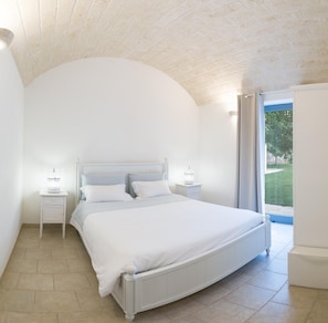 4 bedrooms, in-room safe, desk, iron/ironing board - Masseria Il Mandorlo Fiorito x 8 (Villa Fico and Villa Ulivo) Private Pool. (Ceglie Messapica (Br.))