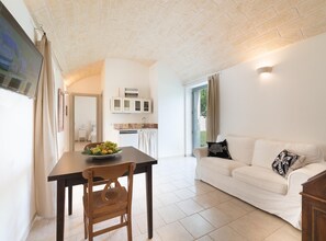 Una Smart TV, una chimenea, libros