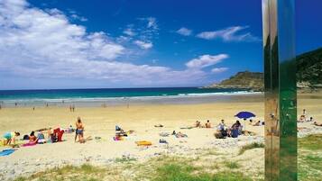 Ligstoelen aan het strand, strandlakens