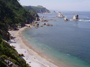 Chaises longues, serviettes de plage