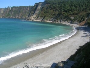 Chaises longues, serviettes de plage