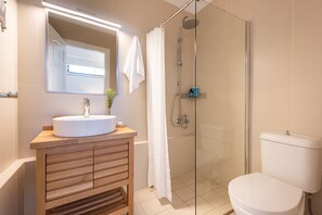 Dusche, Haartrockner, Handtücher, Seife