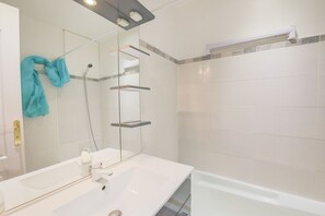 Badewanne, Haartrockner, HandtĂŒcher, Seife