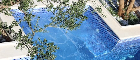 Utomhuspool och uppvärmd pool