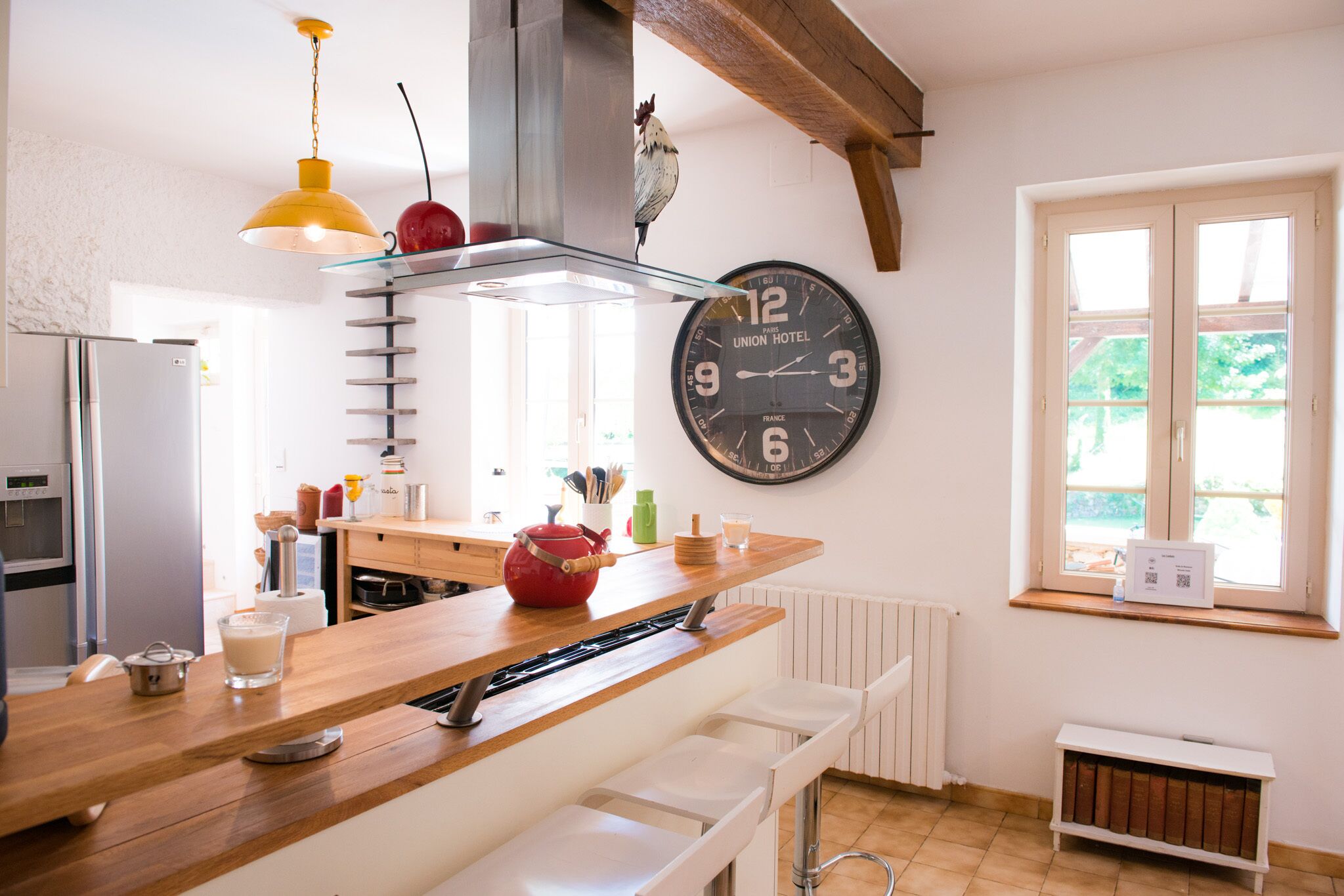 Een koelkast, een microgolfoven, een oven, een vaatwasser