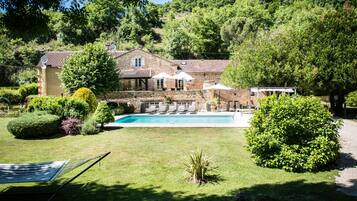 Piscine extérieure, piscine chauffée, chaises longues