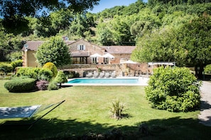 Outdoor pool, a heated pool, pool loungers - Beautiful Country Home in Large Grounds with Woods Leat and Heated Swimming Pool (Sauveterre-La-Lémance)