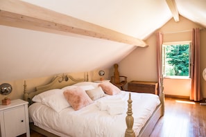 4 bedrooms, iron/ironing board, travel cot, free WiFi - Beautiful Country Home in Large Grounds with Woods Leat and Heated Swimming Pool (Sauveterre-La-Lémance)