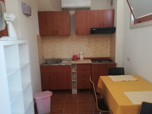 Kühlschrank, Wasserkocher mit Kaffee-/Teezubehör, Wasserkocher