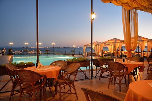 Ylellinen kattohuoneisto, josta on panoraamanäköala merelle