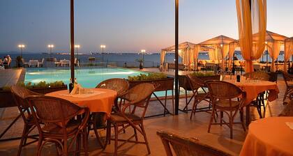 Ylellinen kattohuoneisto, josta on panoraamanäköala merelle