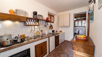 Frigorifero, microonde, forno, piano cottura