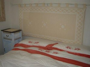 2 chambres, coffres-forts dans les chambres, draps fournis