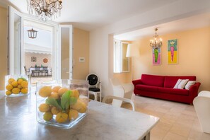Smart TV, books - Mermaid' house close to beach , two suite bedroom sea view for 6 people  (Taormina Letojanni)