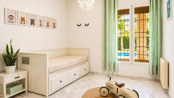 3 slaapkamers, een bureau, een strijkplank/strijkijzer, reisbedje