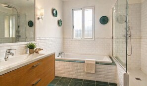 Combined shower/tub, hair dryer, bidet, towels
