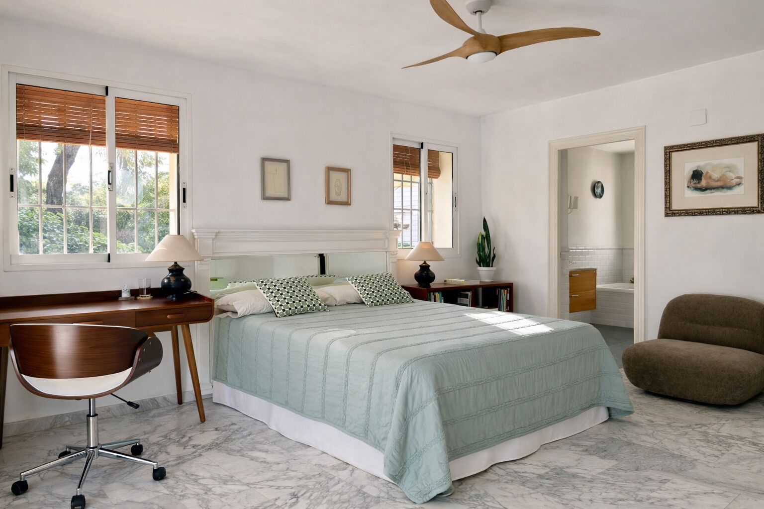 3 slaapkamers, een bureau, een strijkplank/strijkijzer, reisbedje