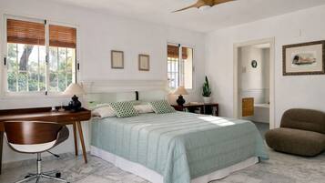 3 slaapkamers, een bureau, een strijkplank/strijkijzer, reisbedje