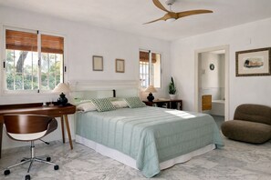 3 slaapkamers, een bureau, een strijkplank/strijkijzer, reisbedje