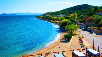 Perto da praia, espreguiçadeiras