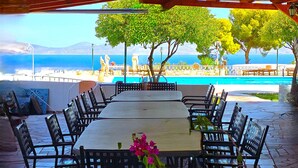 An outdoor dining area with a view of the sea and mountains. - Large group villa with pool, in Attica, Marathon, Sesi beach (Marathon)