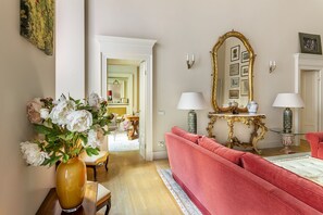 TV connectée, lecteur de DVD, livres, vidéothèque