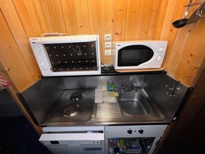 Kylskåp, mikrovågsugn, ugn och spishäll