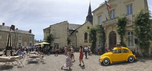 Outdoor dining - Tastefully furnished 4 star gîte in historical village of Fontevraud l'Abbaye (Fontevraud-L'abbaye)
