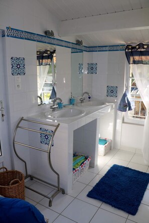 Baignoire, sèche-cheveux, serviettes fournies, savon