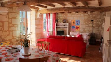 Televisie, een open haard, videospelletjes en een dvd-speler