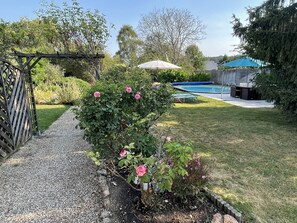 Property grounds - Tastefully furnished 4 star gîte in historical village of Fontevraud l'Abbaye (Fontevraud-L'abbaye)