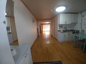 Tradisjonelt rom, tekjøkken (25 PY, Ondol, A, B) | Eget tekjøkken | Kjøleskap, mikrobølgeovn på fellesområdet, kokeplater og vannkoker