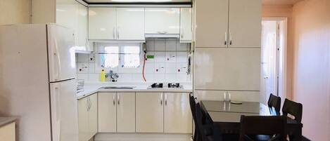 Traditional Room (40 PY, Ondol, A, B) | In-room dining