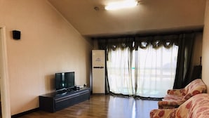 온돌룸 (40평, A, B) | 거실 | 케이블 채널 시청이 가능한 22인치 평면 TV, TV