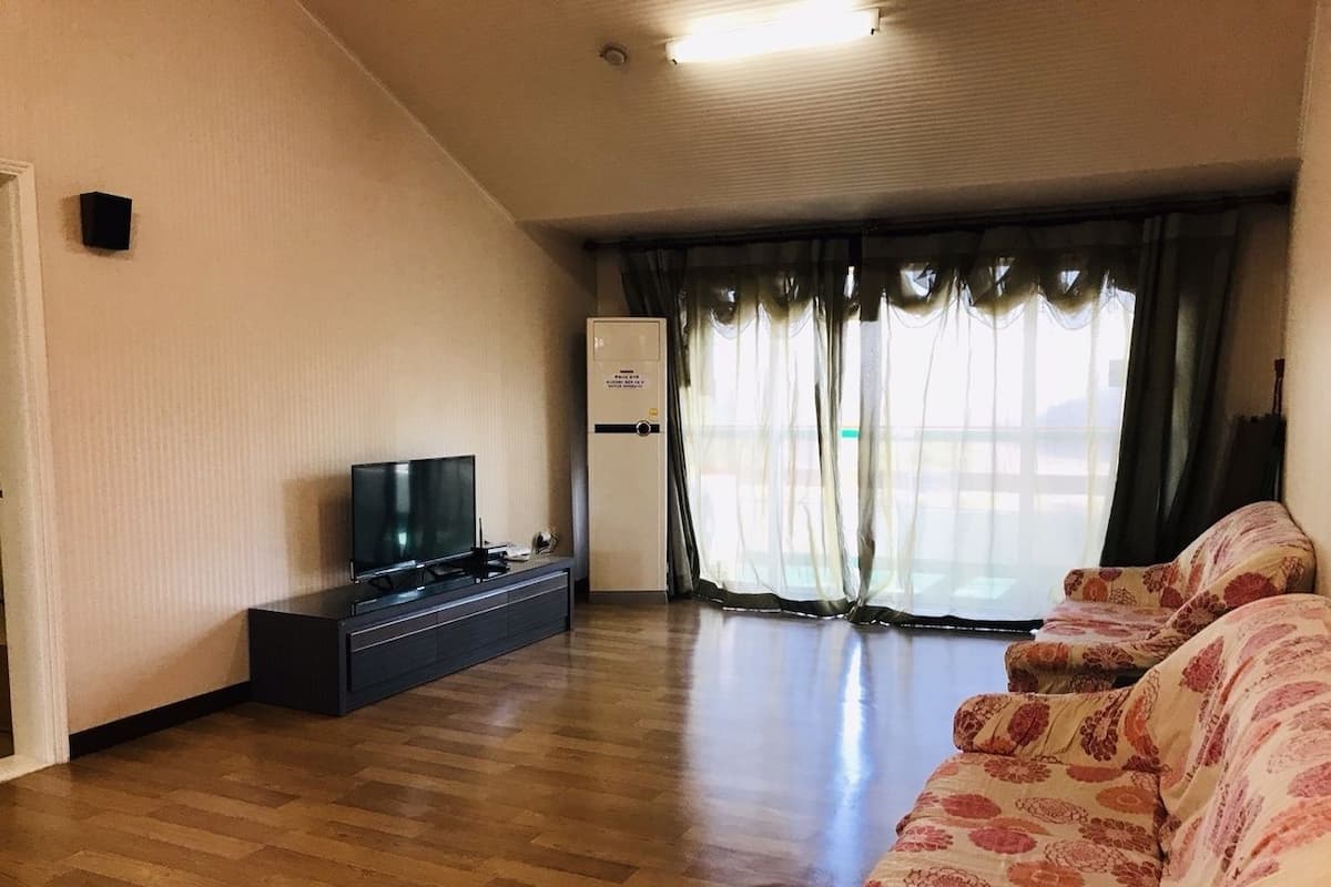 Camera Tradizionale (40 PY, Ondol, A, B) | Soggiorno | TV a schermo piatto 22 pollici con canali via cavo, TV