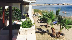 A coastal building with a balcony overlooking a beach. - Casa Palme, APARTMENT AT SEA (Marzamemi)