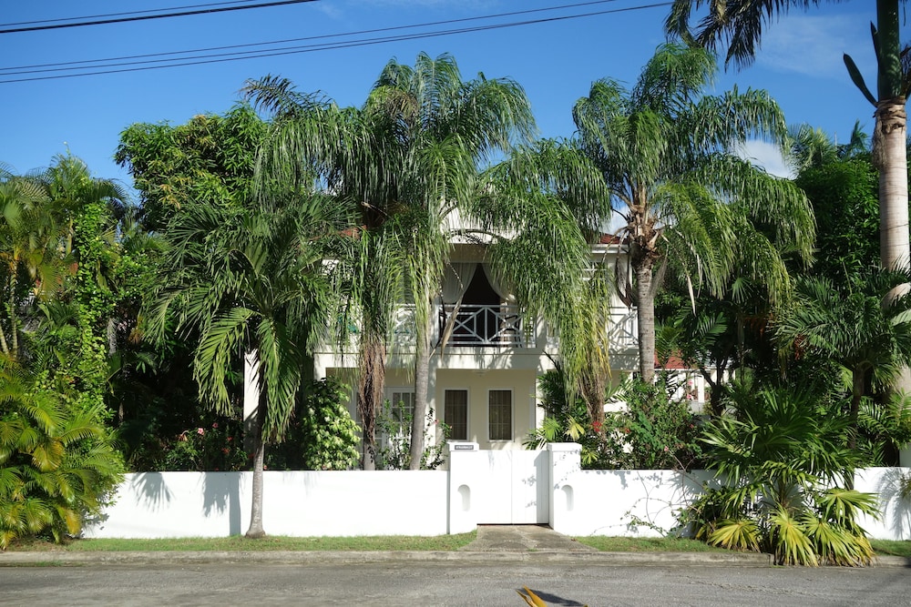 Villa De 3 Dormitorios Y 3 Baños Con Jardín Tropical, A Solo 5 Minutos A Pie De La Playa - Barbados