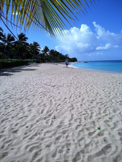 Tropical garden villa 3 bedroom all en-suite, 7 minutes walk  to  fabulous beach