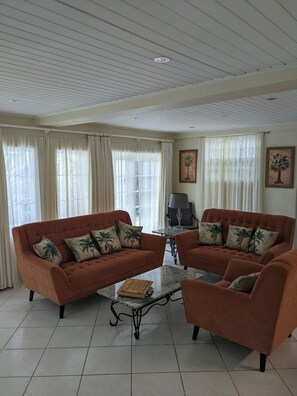 Smart TV, books, stereo - Tropical garden villa 3 bedroom all en-suite, 7 minutes walk  to  fabulous beach (Heywoods)