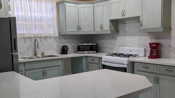 Frigorífico, microondas, horno y placa de cocina